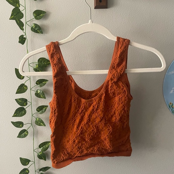 Floral Embroidered Crop Tank Top - Picture 2 of 3